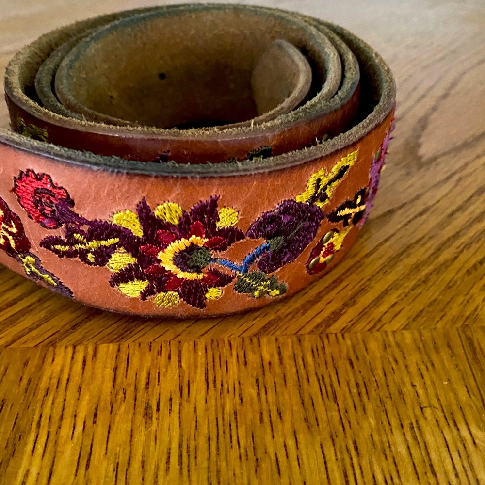 Embordered floral Lucky belt